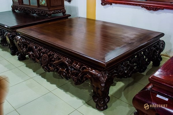 Các họa tiết gỗ gụ của cây mai đang nở hoa quanh thân được gia công tỉ mỉ