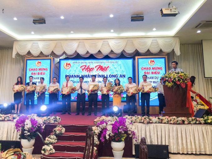 UBND tỉnh Long An tặng cờ và cúp vàng doanh nghiệp xuất sắc cho 10 tập thể có nhiều đóng góp trên địa bàn tỉnh