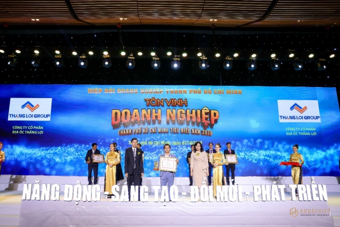 Ông Nguyễn Thành Quyền, Tổng Giám đốc Thắng Lợi Group nhận bằng và cúp Doanh nghiệp tiêu biểu TP.HCM năm 2020