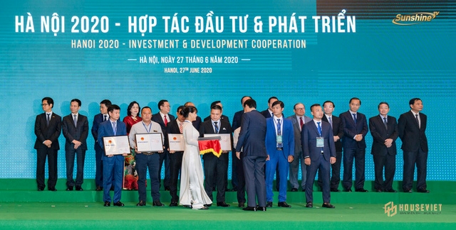 Ông Lê Nho - đại diện Sunshine Group nhận quyết định chủ trương đầu tư dự án Sunshine Empire.