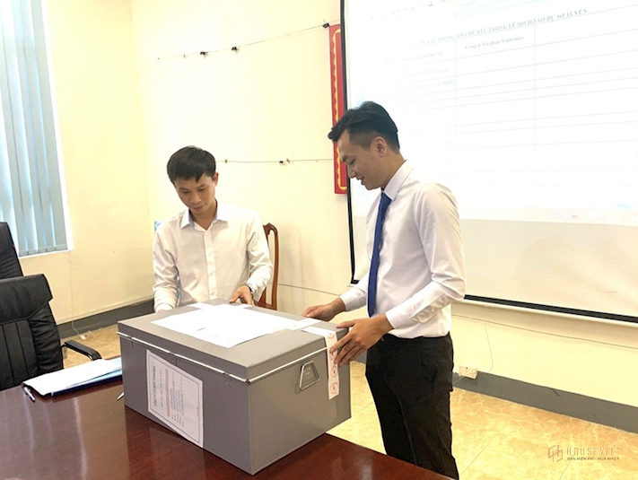 Đại diện Công ty tham dự thầu kiểm tra niêm phong hồ sơ.